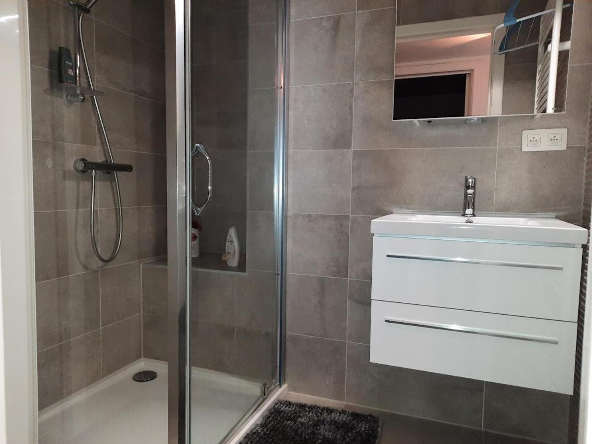 Lichtrijk En Comfortabel Hoekappartement Met Gratis Parking En Zeer Centraal Gelegen - Comme Chez Soi ออสเทนด์ ภายนอก รูปภาพ