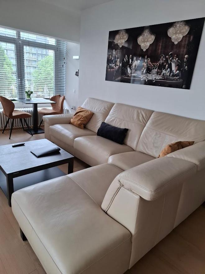 Lichtrijk En Comfortabel Hoekappartement Met Gratis Parking En Zeer Centraal Gelegen - Comme Chez Soi ออสเทนด์ ภายนอก รูปภาพ