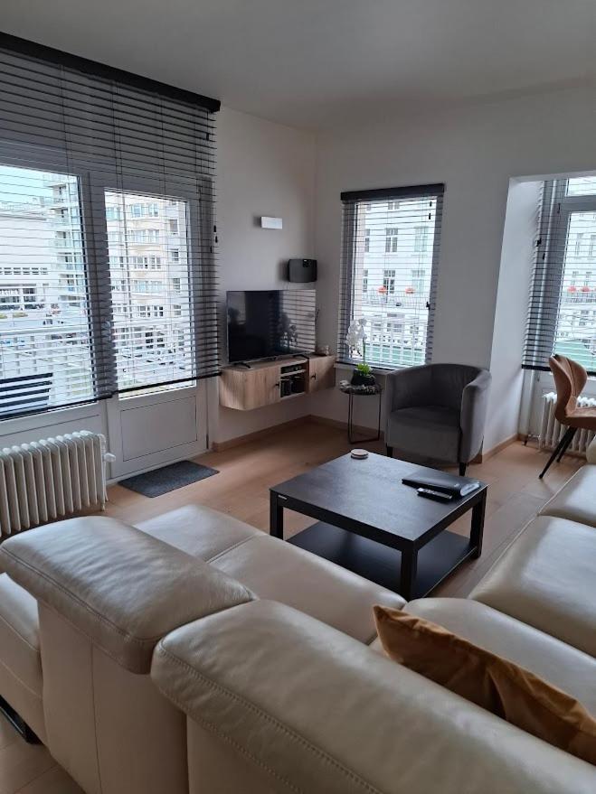 Lichtrijk En Comfortabel Hoekappartement Met Gratis Parking En Zeer Centraal Gelegen - Comme Chez Soi ออสเทนด์ ภายนอก รูปภาพ
