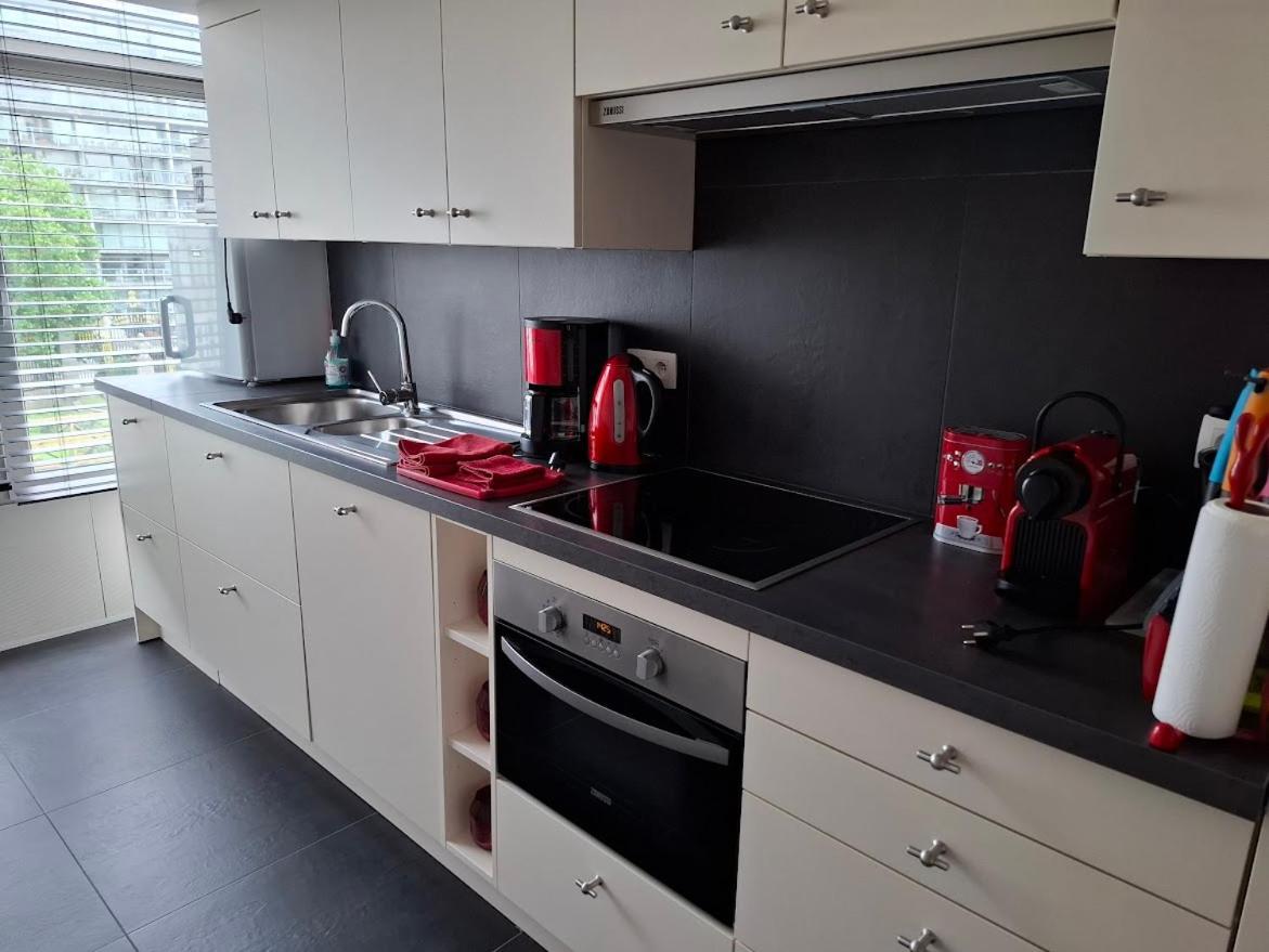Lichtrijk En Comfortabel Hoekappartement Met Gratis Parking En Zeer Centraal Gelegen - Comme Chez Soi ออสเทนด์ ภายนอก รูปภาพ